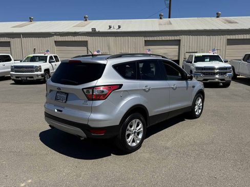 Used 2018 Ford Escape SE FWD image 9