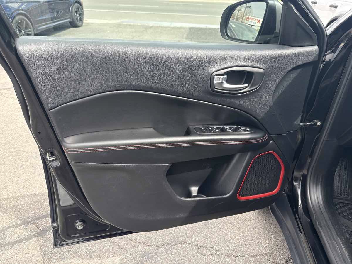 Used 2018 Jeep Compass Trailhawk w/ Navigation Group AWD/4WD image 12