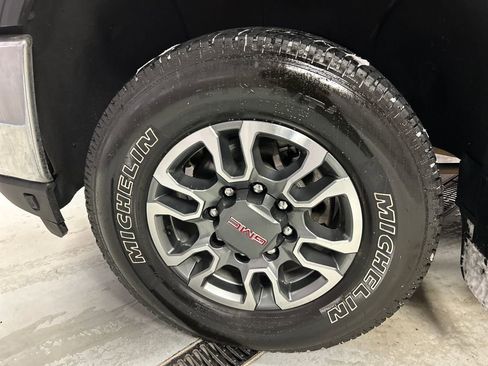 Used 2023 GMC Sierra 2500 SLE w/ SLE Value Package; image 9