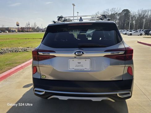 Used 2021 Kia Seltos EX image 4