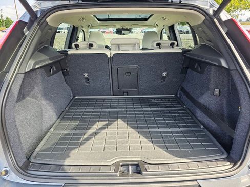 Used 2019 Volvo XC40 T5 Momentum image 19