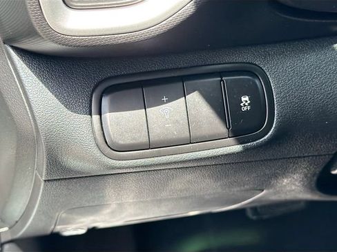 Certified 2025 Hyundai Venue SE FWD image 8