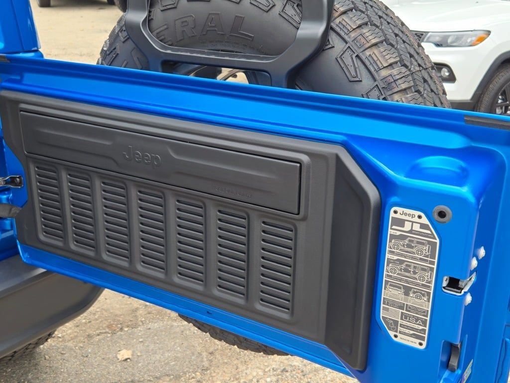 New 2026 Jeep Wrangler Unlimited Sahara AWD/4WD image 19