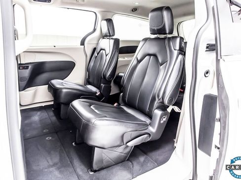 Used 2023 Chrysler Pacifica Touring-L image 27