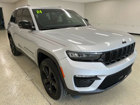 Used 2024 Jeep Grand Cherokee Limited w/ Black Appearance Package image 3