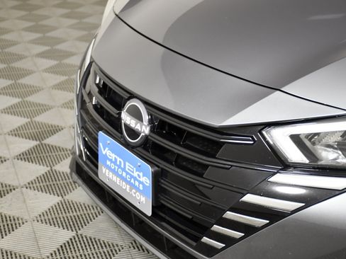 Used 2025 Nissan Versa SV FWD image 11