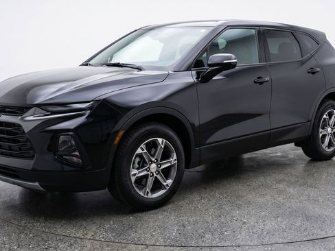 Used 2025 Chevrolet Blazer LT image 3