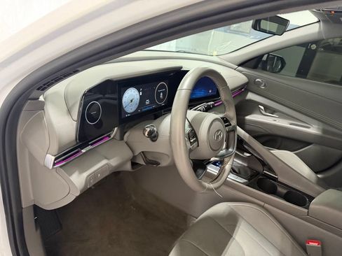 Used 2025 Hyundai Elantra SEL FWD image 12