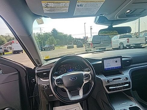 Used 2023 Ford Explorer XLT AWD/4WD image 2