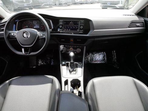 Used 2019 Volkswagen Jetta SE w/ Cold Weather Package FWD image 10