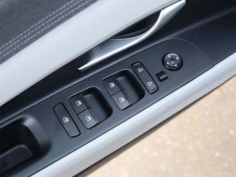 Used 2025 Hyundai Elantra Limited image 13