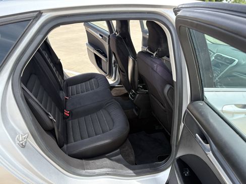 Used 2015 Ford Fusion SE FWD image 12