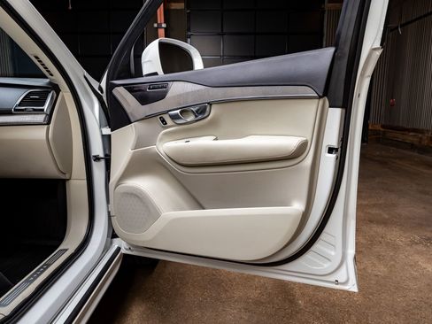 Used 2025 Volvo XC90 B6 Ultra w/ Protection Package Premier image 33