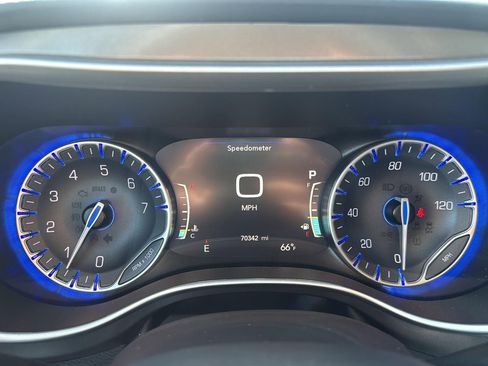 Used 2023 Chrysler Pacifica Touring-L FWD image 19