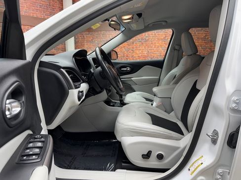 Used 2020 Jeep Cherokee Latitude Plus w/ Cold Weather Group image 23