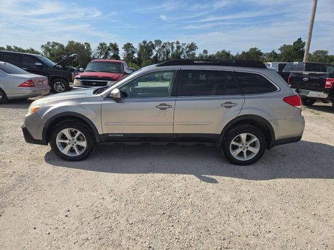 Used 2014 Subaru Outback 2.5i Premium w/ Accessory Value Package (OY1) AWD/4WD image 5