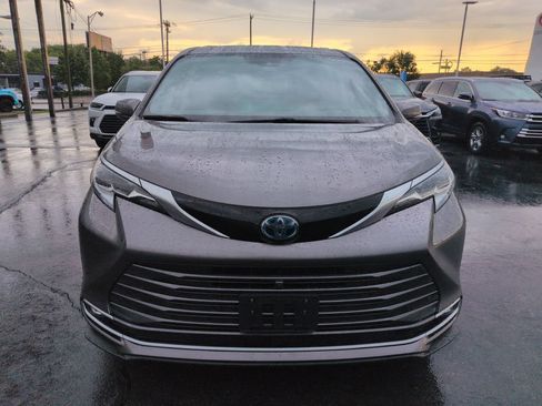 Certified 2022 Toyota Sienna Platinum FWD image 8