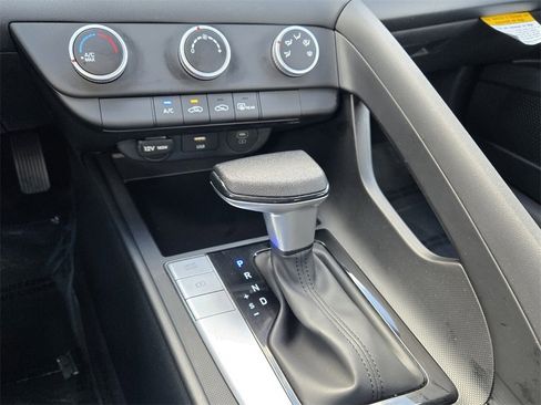 Certified 2025 Hyundai Elantra SE image 18