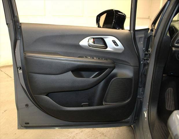 Certified 2025 Chrysler Pacifica Limited FWD image 28