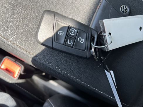 Certified 2025 Volkswagen Taos SE image 33