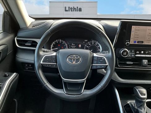Used 2024 Toyota Highlander LE AWD/4WD image 15