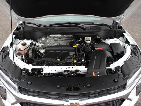 Used 2025 Chevrolet Trax LT FWD image 8