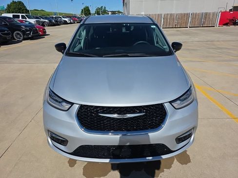 Used 2024 Chrysler Pacifica Touring-L FWD image 2