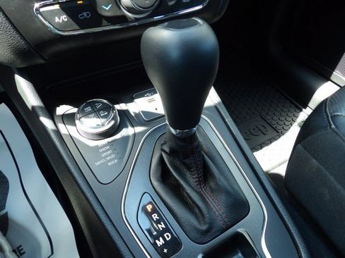 Used 2022 Jeep Cherokee Trailhawk w/ Sun, Sound & Nav Group AWD/4WD image 24