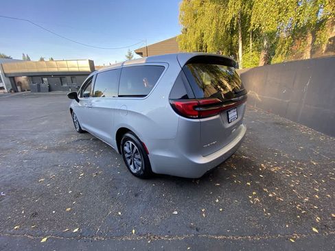 Used 2024 Chrysler Pacifica Limited FWD image 4