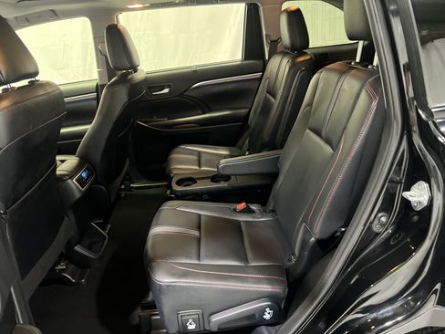 Used 2019 Toyota Highlander SE w/ Nightshade Edition AWD/4WD image 17