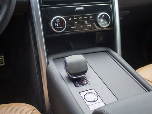 Used 2024 Land Rover Discovery Dynamic SE image 21