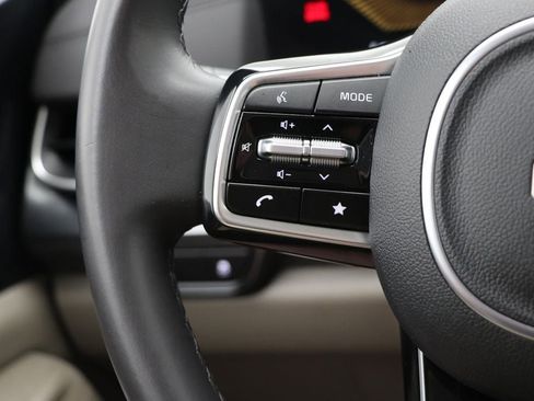 Used 2025 Kia Carnival FWD image 17