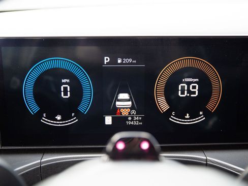 Used 2025 Hyundai Santa Fe SEL image 12