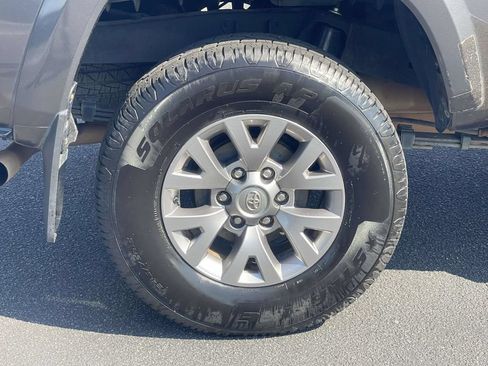 Used 2017 Toyota Tacoma SR5 w/ Tow Package AWD/4WD image 9