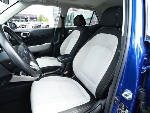 Used 2025 Hyundai Venue SEL FWD image 23