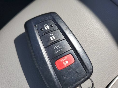 Certified 2020 Toyota Highlander XLE FWD image 28
