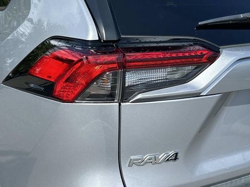 Used 2020 Toyota RAV4 XLE w/ Convenience Package FWD image 11