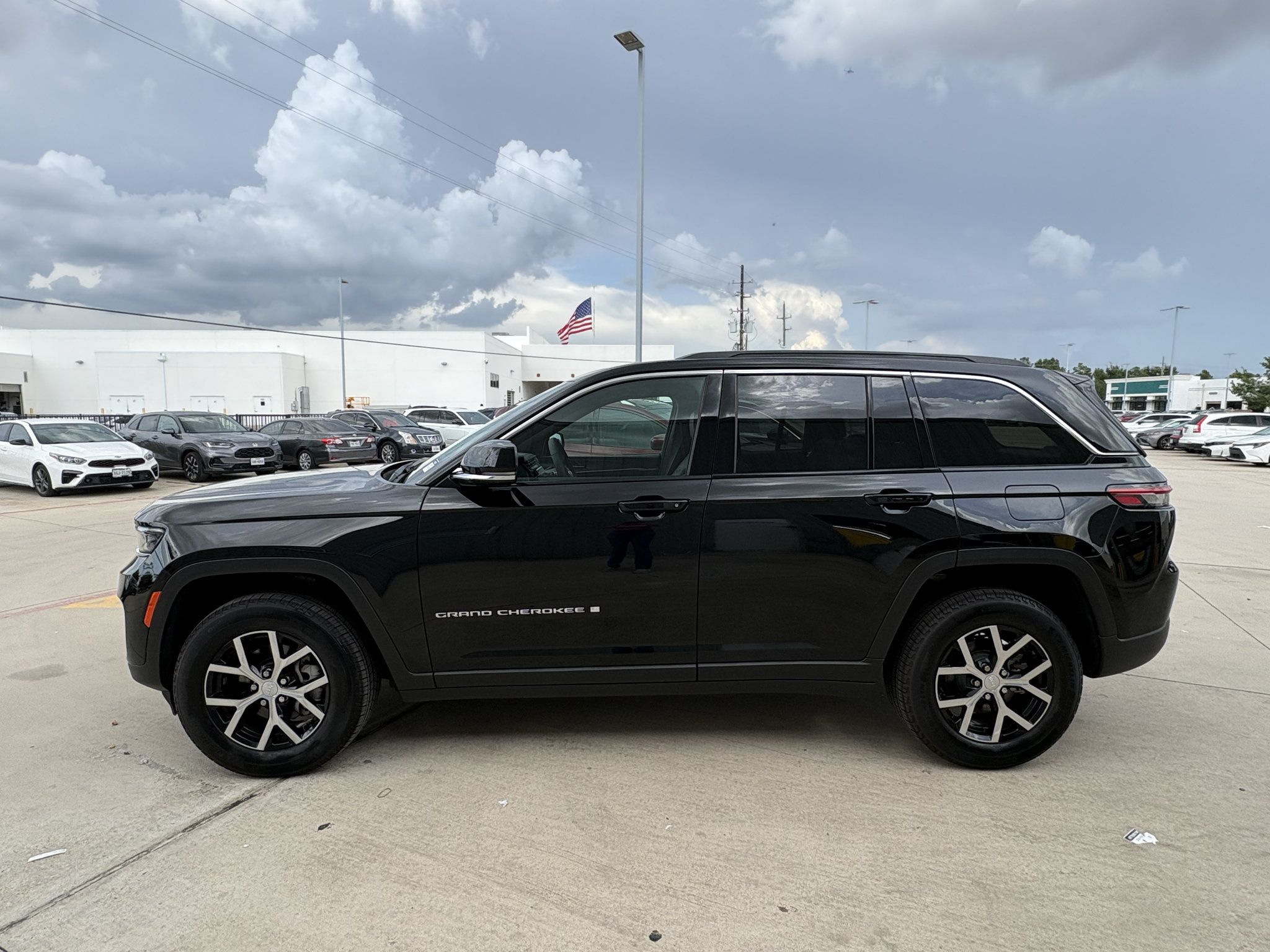Used 2025 Jeep Grand Cherokee Limited w/ Trailer Tow Package AWD/4WD image 5