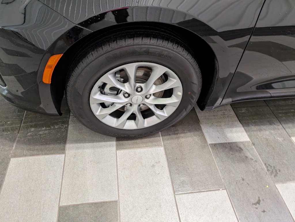 Used 2027 Chrysler Pacifica Limited FWD image 7