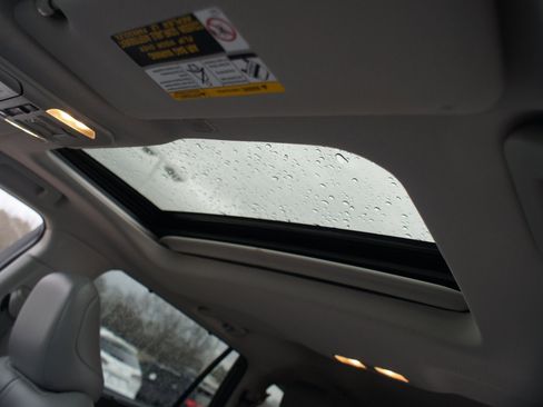 Used 2024 Toyota Highlander XLE image 6