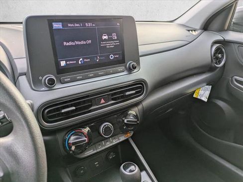 Used 2023 Hyundai Kona SEL w/ Winter Weather Package image 12