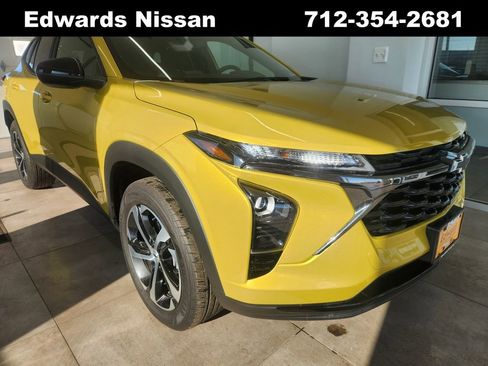 Used 2024 Chevrolet Trax RS w/ Driver Confidence Package image 2