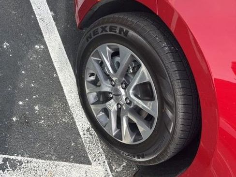 Used 2025 Chrysler Pacifica Pinnacle image 9