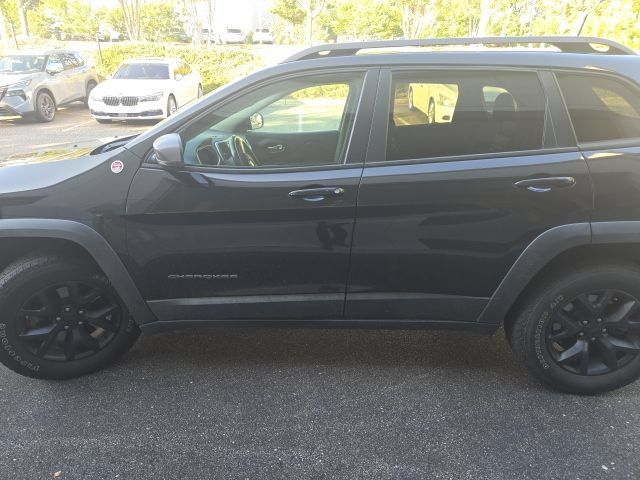 Used 2016 Jeep Cherokee Trailhawk w/ Comfort/Convenience Group AWD/4WD image 2