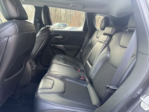 Used 2019 Jeep Cherokee Latitude Plus w/ Comfort/Convenience Group image 33