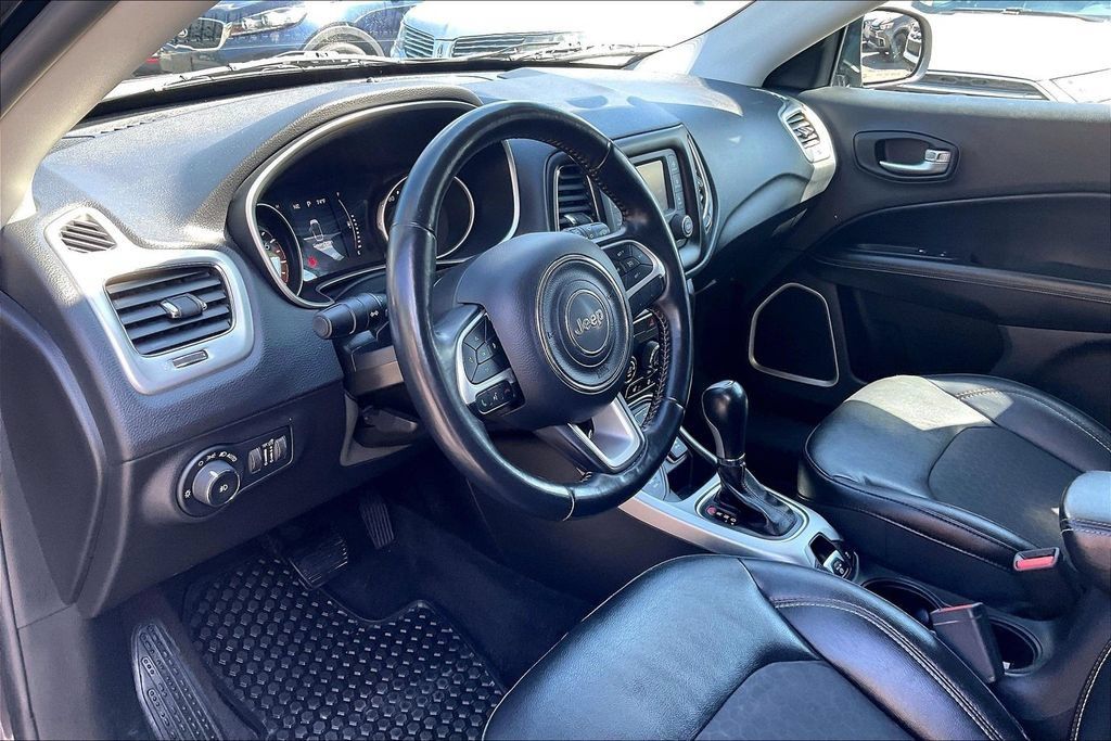 Used 2018 Jeep Compass Latitude w/ Cold Weather Group AWD/4WD image 13