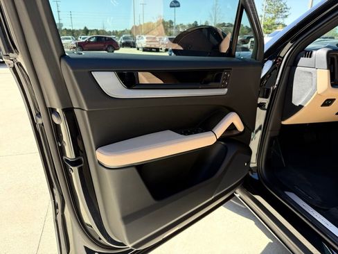 Used 2025 Porsche Cayenne Base image 12