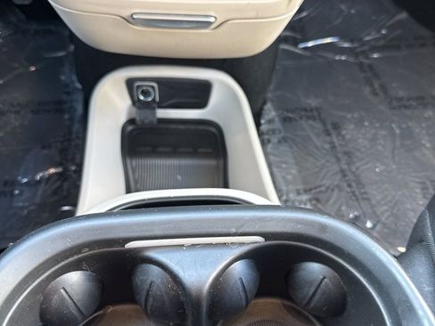 Used 2023 Chrysler Pacifica Touring-L image 11