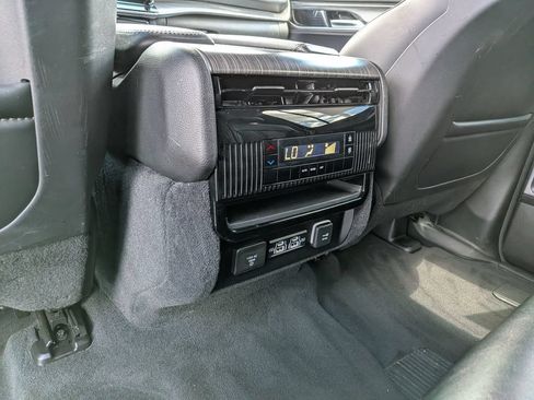 Used 2024 Jeep Wagoneer Series II w/ Flexible Seating Group AWD/4WD image 18