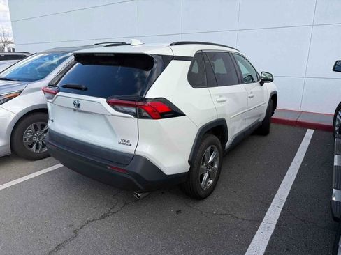 Used 2021 Toyota RAV4 XLE Premium image 4